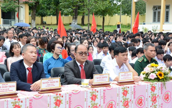 Đồng chí Y Quang BKrông, Ủy viên Ban Thường vụ Tỉnh ủy, Phó Chủ tịch HĐND tỉnh Lâm Đồng (thứ 2 từ trái qua) dự lễ khai giảng năm học mới 2026 - 2027 tại Trường THPT Phan Bội Châu, xã Nam Dong