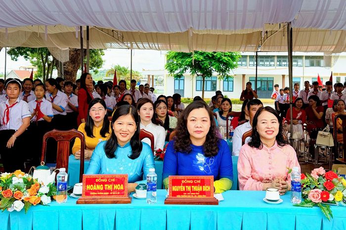 Đồng chí Nguyễn Thị Bích Thuận, Tỉnh ủy viên, Phó Chủ tịch HĐND tỉnh, kiêm Trưởng Ban Văn hóa - Xã hội, HĐND tỉnh Lâm Đồng dự lễ khai giảng tại Trường THCS Nguyễn Tất Thành, xã Krông Nô