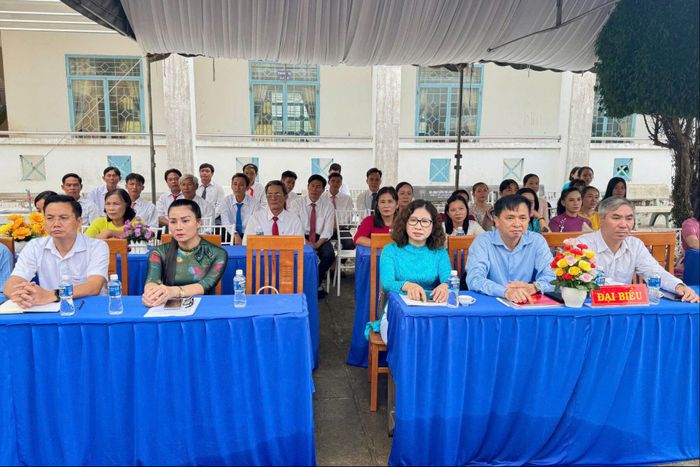 Đồng chí Nguyễn Văn Quang, Ủy viên Ban Thường vụ Tỉnh ủy, Chủ nhiệm Ủy ban Kiểm tra Tỉnh ủy (ngoài cùng bên phải) cùng lãnh đạo Sở Giáo dục và Đào tạo, các sở, ban, ngành, địa phương tham dự khai giảng tại Trường THCS Hồng Sơn, xã Hồng Sơn