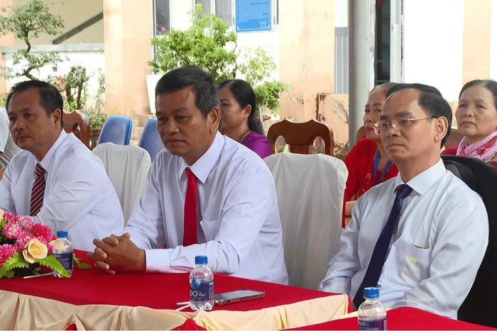 Đồng chí Đa Cát Vinh, Tỉnh ủy viên, Phó Chủ tịch HĐND tỉnh Lâm Đồng dự lễ khai giảng tại Trường Tiểu học Đoàn Kết, xã Đạ Huoai 3