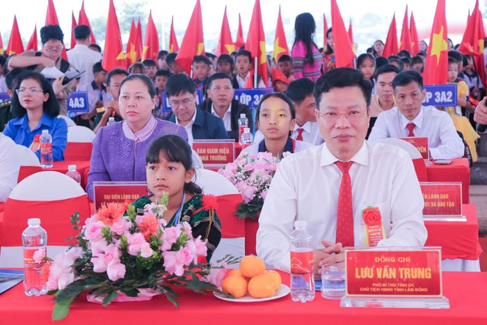 Đồng chí Lưu Văn Trung, Phó Bí thư Tỉnh ủy, Chủ tịch HĐND tỉnh tham dự lễ khai giảng và khánh thành Trường Phổ thông nội trú liên cấp Tiểu học và THCS Thuận An