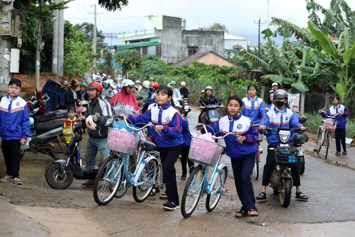 Học sinh Trường Tiểu học và THCS Từ Liêm, xã Nam Ban Lâm Hà rộn ràng dự lễ khai giảng