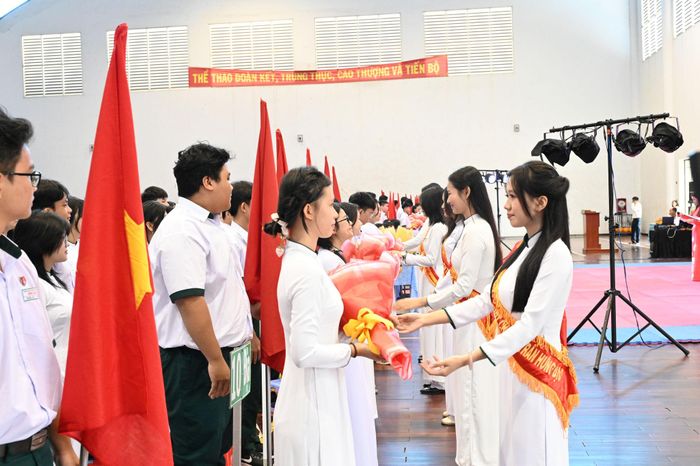 Nghi thức tặng hoa chào đón học sinh đầu cấp