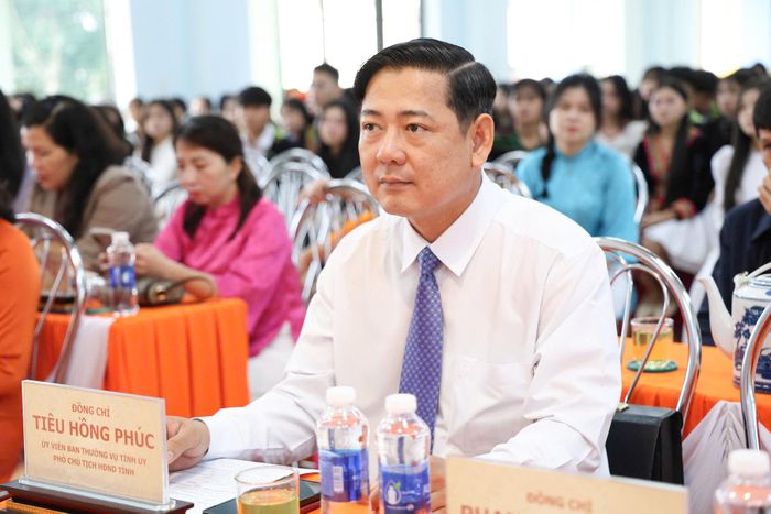 Đồng chí Tiêu Hồng Phúc, Ủy viên Ban Thường vụ Tỉnh ủy, Phó Chủ tịch HĐND tỉnh Lâm Đồng dự lễ khai giảng tại Trường THPT Dân tộc nội trú N'Trang Lơng (phường Đông Gia Nghĩa)