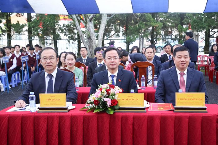 Đồng chí Y Thanh Hà Niê Kđăm, Ủy viên Ban Chấp hành Trung ương Đảng, Bí thư Tỉnh ủy, Trưởng Đoàn ĐBQH tỉnh Lâm Đồng cùng các đại biểu tham dự lễ khai giảng tại Trường THPT Chuyên Thăng Long - Đà Lạt