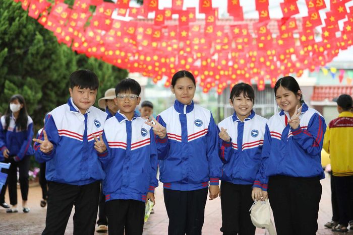 Học sinh Trường Tiểu học và THCS Từ Liêm, xã Nam Ban Lâm Hà rộn ràng dự lễ khai giảng