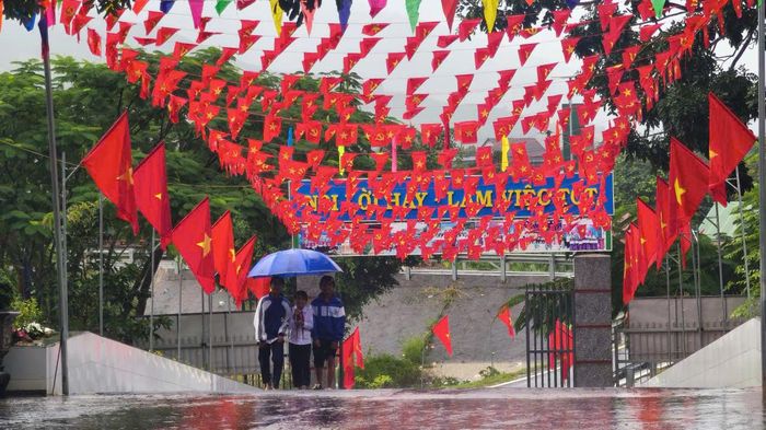 Học sinh Trường THCS Hà Huy Tập, xã Đam Rông 4 dự khai giảng năm học mới 2026 - 2027 trong thời tiết mưa