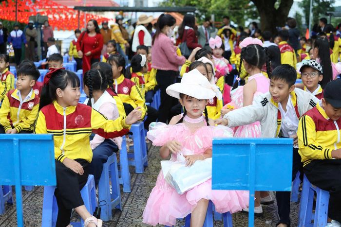 Học sinh Trường Tiểu học & THCS Từ Liêm, xã Nam Ban Lâm Hà rộn ràng dự lễ khai giảng