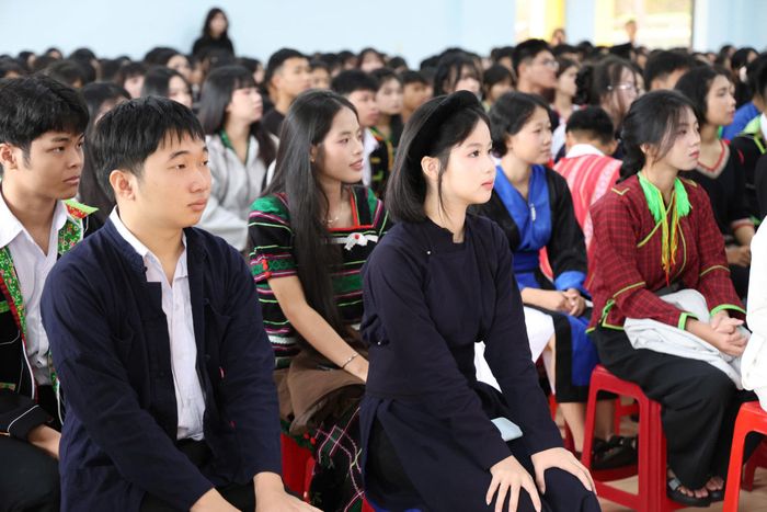 Không khí lễ khai giảng tại Trường THPT Dân tộc nội trú N'Trang Lơng (phường Đông Gia Nghĩa)