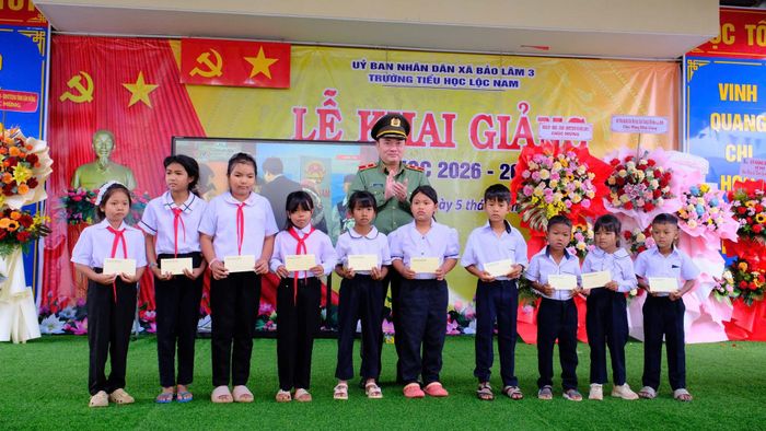 Đồng chí Trương Minh Đương, Ủy viên Ban Thường vụ Tỉnh ủy, Giám đốc Công an tỉnh Lâm Đồng trao học bổng cho học sinh Trường Tiểu học Lộc Nam, xã Bảo Lâm 3