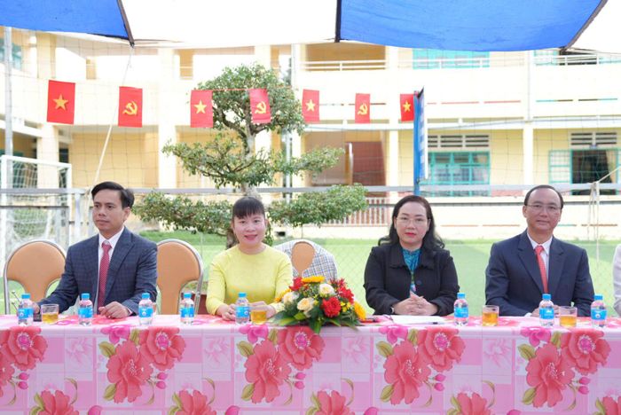 Đồng chí Mai Thị Xuân Trung, Tỉnh ủy viên, Phó Chủ tịch HĐND tỉnh Lâm Đồng (thứ 2 từ phải qua) cùng các đồng chí lãnh đạo xã Bảo Lâm 4 dự lễ khai giảng năm học mới 2026 - 2027 tại Trường Tiểu học và THCS Lương Thế Vinh