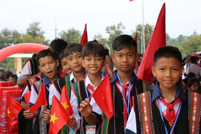 Hơn 900 học sinh, giáo viên xã biên giới Thuận An vui mừng khai giảng, khánh thành Trường Phổ thông nội trú liên cấp Tiểu học và THCS Thuận An – công trình đầu tiên trong 5 trường học được xây dựng tại khu vực biên giới Lâm Đồng