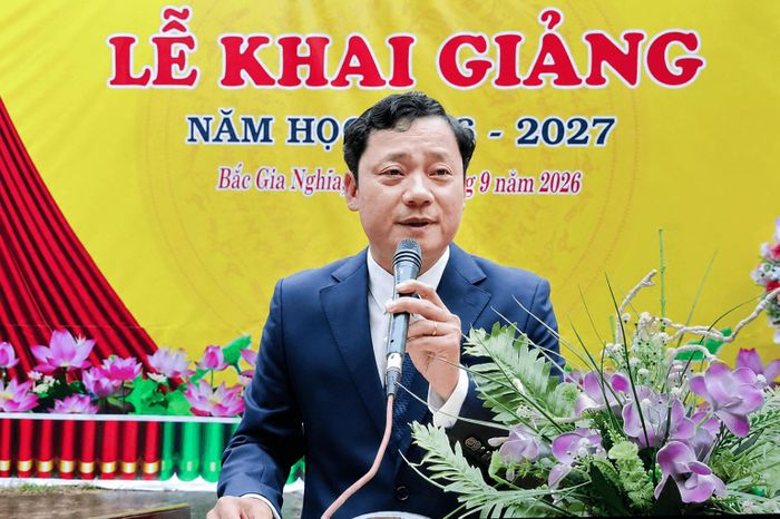 Đồng chí Võ Phạm Xuân Lâm, Ủy viên Ban Thường vụ Tỉnh ủy, Bí thư Đảng ủy phường Bắc Gia Nghĩa phát biểu tại lễ khai giảng Trường Tiểu học và THCS Trần Quốc Toản, phường Bắc Gia Nghĩa