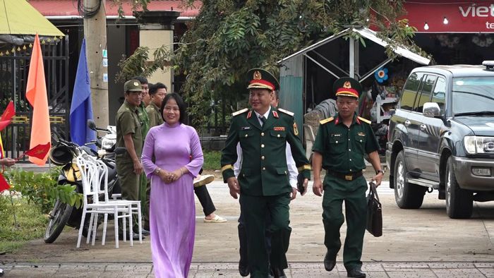 Đồng chí Đinh Hồng Tiếng, Ủy viên Ban Thường vụ Tỉnh ủy, Chỉ huy trưởng Bộ CHQS tỉnh dự lễ khai giảng tại Trường THCS Suối Kiết, xã Suối Kiết 1