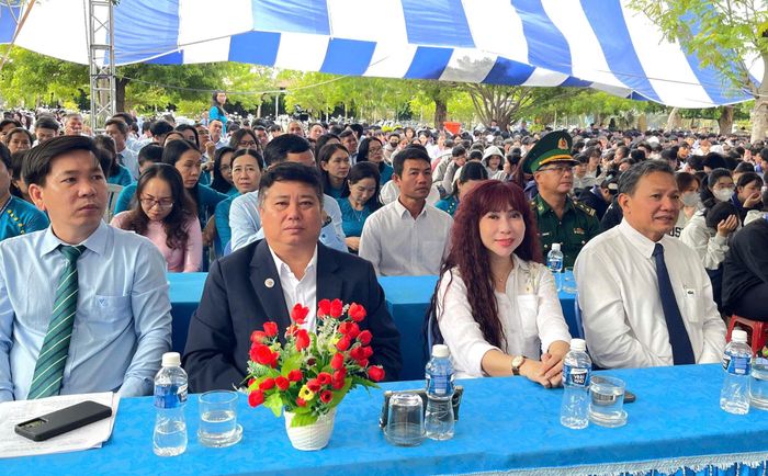 Ông Phạm Văn Nam, Ủy viên Ban Thường vụ Tỉnh ủy, Bí thư Đảng ủy, Chủ tịch HĐND phường Mũi Né (ngoài cùng bên phải) cùng các đại biểu dự lễ khai giảng tại Trường THPT Bùi Thị Xuân - Mũi Né