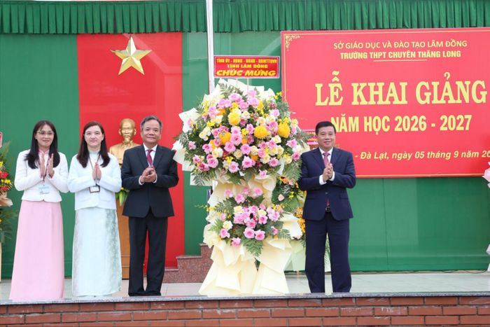 Đồng chí Y Thanh Hà Niê Kđăm, Ủy viên Ban Chấp hành Trung ương Đảng, Bí thư Tỉnh ủy, Trưởng Đoàn ĐBQH tỉnh Lâm Đồng tặng lẵng hoa chúc mừng thầy, trò Trường THPT chuyên Thăng Long
