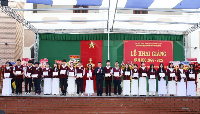 Đồng chí Y Thanh Hà Niê Kđăm, Ủy viên Ban Chấp hành Trung ương Đảng, Bí thư Tỉnh ủy, Trưởng Đoàn ĐBQH tỉnh Lâm Đồng trao học bổng cho học sinh
