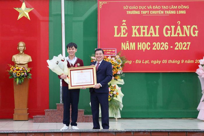 Đồng chí Y Thanh Hà Niê Kđăm, Ủy viên Ban Chấp hành Trung ương Đảng, Bí thư Tỉnh ủy, Trưởng Đoàn ĐBQH tỉnh Lâm Đồng trao Huân chương Lao động hạng Ba cho em Đặng Huy Hậu, học sinh lớp 12 Tin