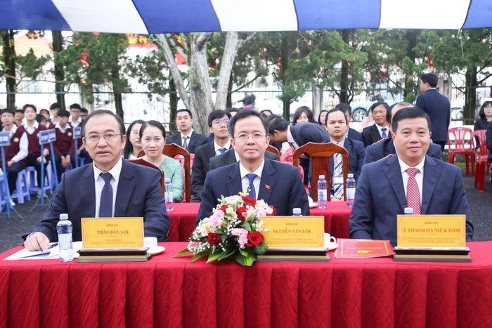 Đồng chí Y Thanh Hà Niê Kđăm, Ủy viên Ban Chấp hành Trung ương Đảng, Bí thư Tỉnh ủy, Trưởng Đoàn ĐBQH tỉnh Lâm Đồng cùng các đại biểu tham dự lễ khai giảng tại Trường THPT chuyên Thăng Long