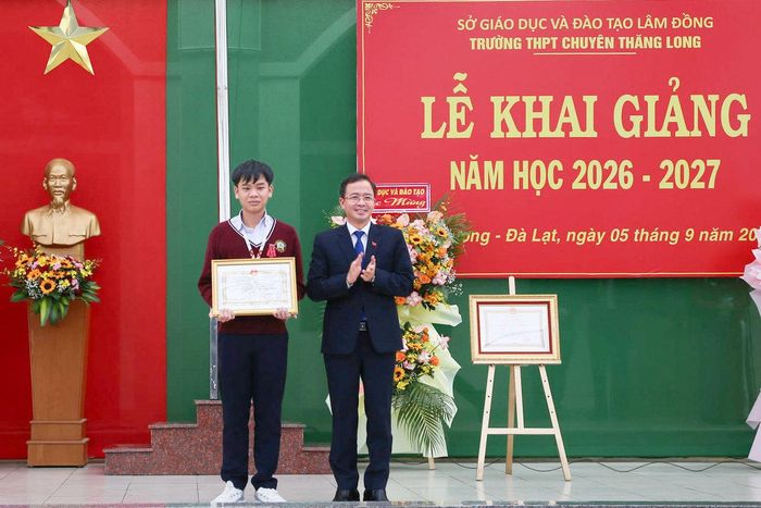 Đồng chí Nguyễn Văn Lộc, Tỉnh ủy viên, Bí thư Đảng ủy phường Xuân Hương - Đà Lạt trao Bằng khen của Chủ tịch UBND tỉnh cho em Đặng Huy Hậu, học sinh lớp 12 Tin