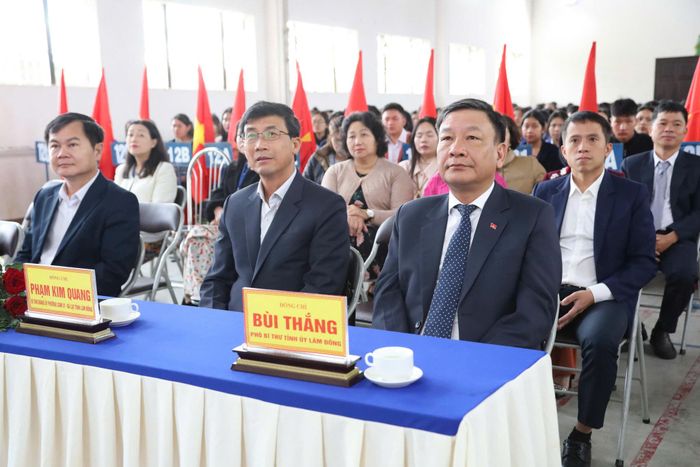 Đồng chí Bùi Thắng, Phó Bí thư Tỉnh ủy Lâm Đồng cùng các đại biểu tham dự lễ khai giảng tại Trường Phổ thông Dân tộc nội trú THCS - THPT tỉnh Lâm Đồng