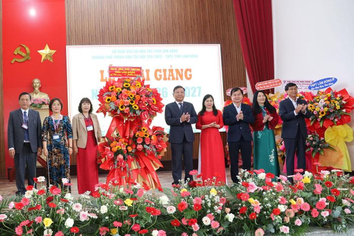 Đồng chí Bùi Thắng, Phó Bí thư Tỉnh ủy Lâm Đồng tặng lẵng hoa mừng khai giảng cho thầy và trò Trường Phổ thông Dân tộc nội trú THCS - THPT tỉnh Lâm Đồng
