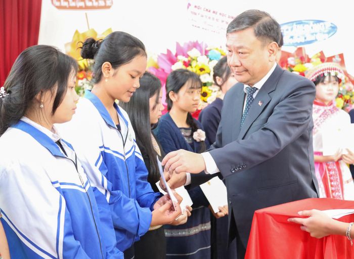 Đồng chí Bùi Thắng, Phó Bí thư Tỉnh ủy Lâm Đồng tặng quà cho học sinh vượt khó học tốt của Trường Phổ thông Dân tộc nội trú THCS - THPT tỉnh Lâm Đồng