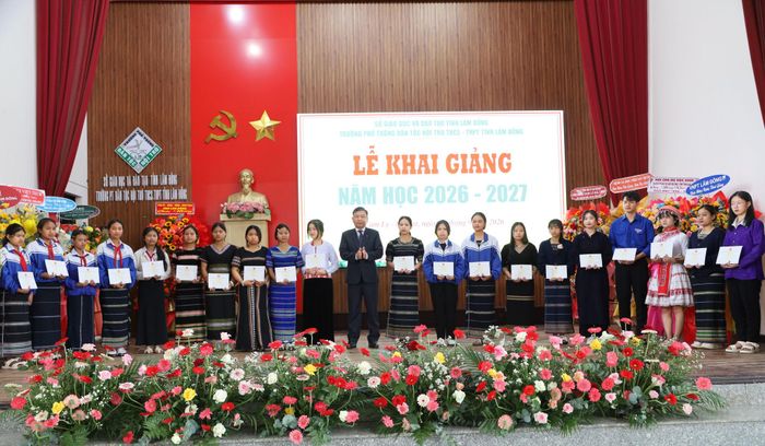 Đồng chí Bùi Thắng, Phó Bí thư Tỉnh ủy Lâm Đồng tặng quà cho học sinh vượt khó học tốt của Trường Phổ thông Dân tộc nội trú THCS - THPT tỉnh Lâm Đồng