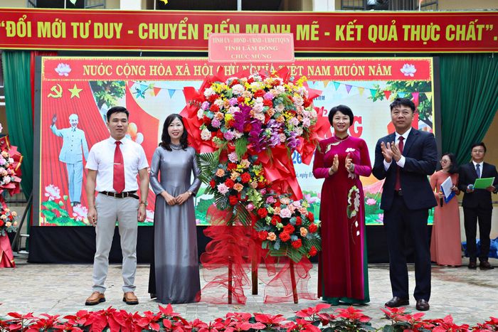 Đồng chí Phạm Thị Phúc, Phó Bí thư Tỉnh ủy, Chủ tịch Ủy ban MTTQ Việt Nam tỉnh Lâm Đồng thay mặt Tỉnh ủy, HĐND, UBND, Ủy ban MTTQ Việt Nam tỉnh tặng hoa chúc mừng thầy và trò Trường Tiểu học và THCS Từ Liêm (Ảnh: Chính Thành)