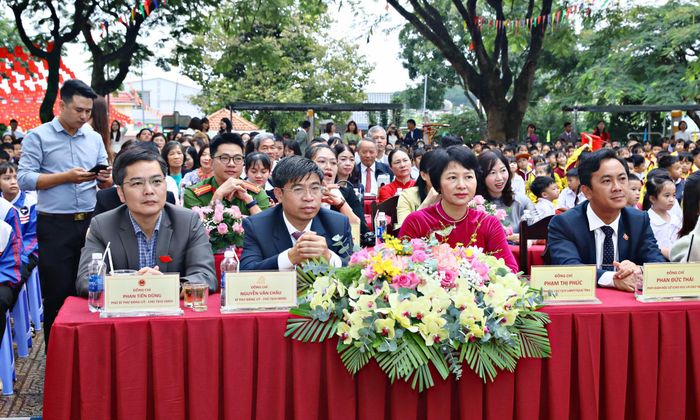 Đồng chí Phạm Thị Phúc, Phó Bí thư Tỉnh ủy, Chủ tịch Ủy ban MTTQ Việt Nam tỉnh Lâm Đồng dự lễ khai giảng tại Trường Tiểu học và THCS Từ Liêm (Ảnh: Chính Thành)