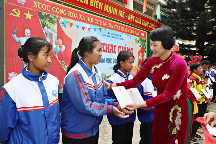 Đồng chí Phạm Thị Phúc, Phó Bí thư Tỉnh ủy, Chủ tịch Ủy ban MTTQ Việt Nam tỉnh Lâm Đồng tặng học bổng động viên học sinh có hoàn cảnh khó khăn tại Trường Tiểu học và THCS Từ Liêm (Ảnh: Chính Thành)