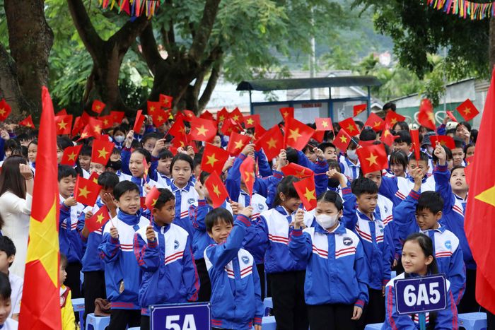 Các em học sinh Trường Tiểu học và THCS Từ Liêm, xã Nam Ban Lâm Hà hân hoan đón chào năm học mới (Ảnh: Chính Thành)