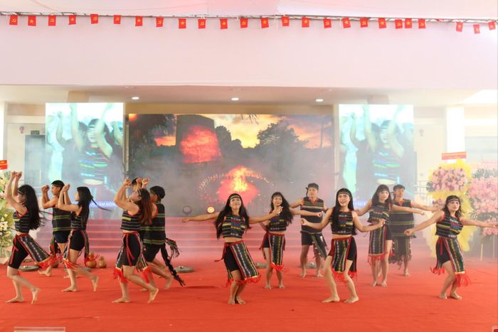 Tiết mục văn nghệ chào mừng khai giảng Trường nội trú biên giới Thuận An