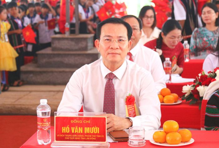 Ủy viên Ban Chấp hành Trung ương Đảng, Phó Bí thư Tỉnh ủy, Chủ tịch UBND tỉnh Lâm Đồng Hồ Văn Mười tham dự lễ khai giảng và khánh thành Trường nội trú biên giới Thuận An (Lâm Đồng)