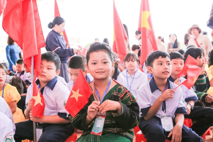 Các em học sinh Trường nội trú biên giới Thuận An, xã Thuận An (Lâm Đồng) bước vào năm học mới