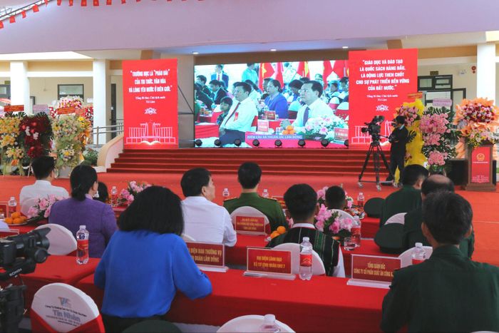 Lãnh đạo tỉnh, các sở, ngành tham dự tại điểm cầu Trường nội trú biên giới Thuận An (Lâm Đồng)