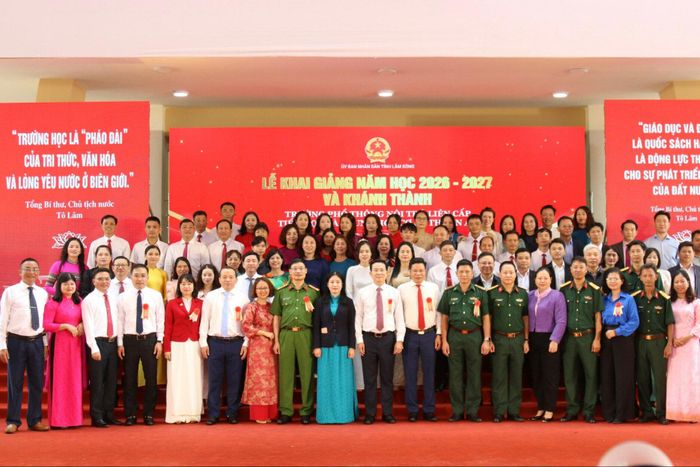 Lãnh đạo tỉnh chụp hình lưu niệm với tập thể Trường nội trú biên giới Thuận An