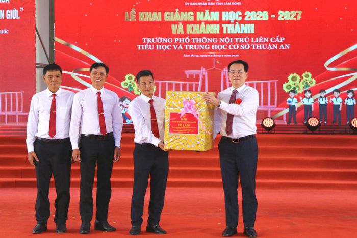 Ủy viên Ban Chấp hành Trung ương Đảng, Phó Bí thư Tỉnh ủy, Chủ tịch UBND tỉnh Lâm Đồng Hồ Văn Mười tặng quà cho Trường nội trú biên giới Thuận An