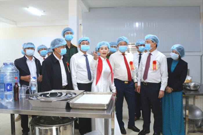 Sau lễ khai giảng và khánh thành, lãnh đạo tỉnh Lâm Đồng kiểm tra khu vực bếp ăn phục vụ nhu cầu nội trú, bán trú cho học sinh
