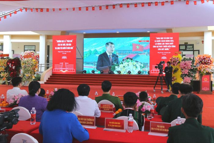Đồng chí Lê Minh Hưng, Ủy viên Bộ Chính Trị, Thủ tướng Chính phủ dự và phát biểu lễ khai giảng và khánh thành tại điểm cầu trung tâm Trường nội trú biên giới Mường Khương, xã Mường Khương (Lào Cai)