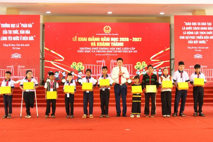Phó Bí thư Tỉnh ủy, Chủ tịch HĐND tỉnh Lưu Văn Trung tặng quà cho các em học sinh có hoàn cảnh khó khăn