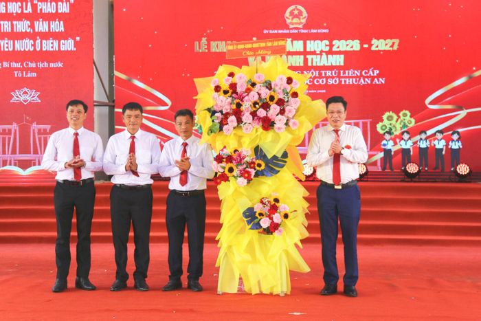 Phó Bí thư Tỉnh ủy, Chủ tịch HĐND tỉnh Lưu Văn Trung tặng quà lẵng hoa chúc mừng Trường nội trú biên giới Thuận An, xã Thuận An (Lâm Đồng)