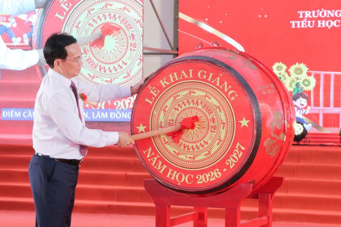 Ủy viên Ban Chấp hành Trung ương Đảng, Phó Bí thư Tỉnh ủy, Chủ tịch UBND tỉnh Lâm Đồng Hồ Văn Mười thực hiện nghi thức đánh trống khai giảng năm học mới tại Trường nội trú biên giới Thuận An