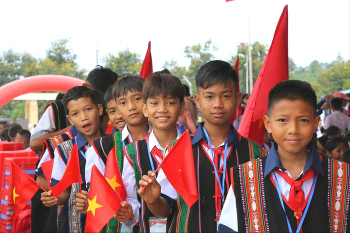 Học sinh vùng biên giới xã Thuận An (Lâm Đồng) hân hoan trong ngày khai giảng