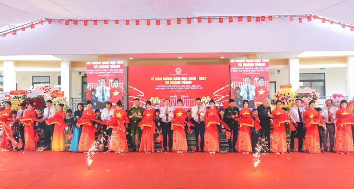 Lãnh đạo tỉnh Lâm Đồng và đại diện sở, ngành, địa phương cắt băng lễ khai giảng và khánh thành Trường nội trú biên giới Thuận An, xã Thuận An (Lâm Đồng)