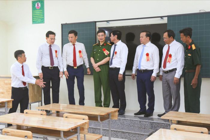 Sau lễ khai giảng và khánh thành, lãnh đạo tỉnh Lâm Đồng kiểm tra khu vực phòng dạy học cho học sinh