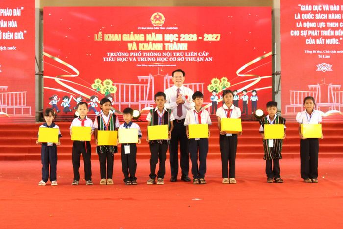 Ủy viên Ban Chấp hành Trung ương Đảng, Phó Bí thư Tỉnh ủy, Chủ tịch UBND tỉnh Lâm Đồng Hồ Văn Mười tặng quà cho các em học sinh có hoàn cảnh khó khăn