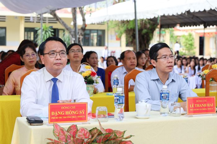 Đồng chí Đặng Hồng Sỹ, Phó Bí thư Thường trực Tỉnh ủy và đồng chí Lê Thanh Hải, Phó Chánh Văn phòng Tỉnh ủy dự khai giảng tại Trường Phổ thông Dân tộc nội trú