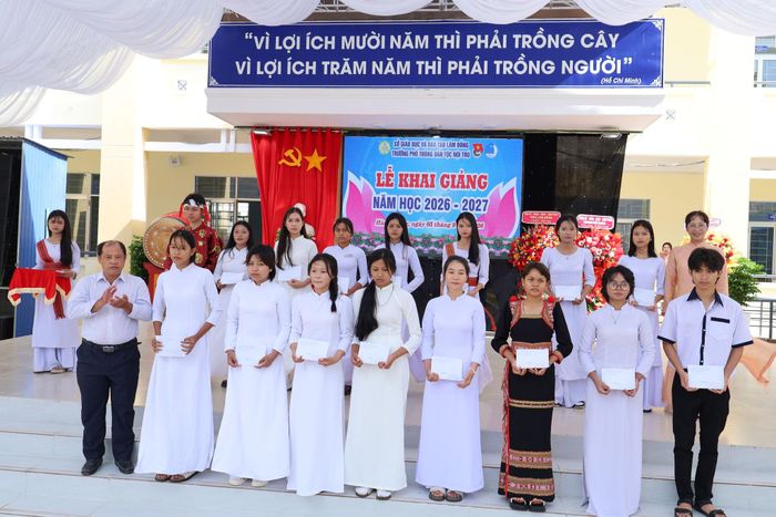 Đại diện VNPT trao học bổng cho các em học sinh