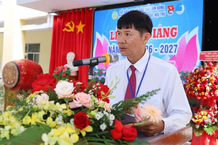 Hiệu trưởng Trường Phổ thông Dân tộc Nội trú Lương Đào Quốc Dũng phát biểu tại lễ khai giảng